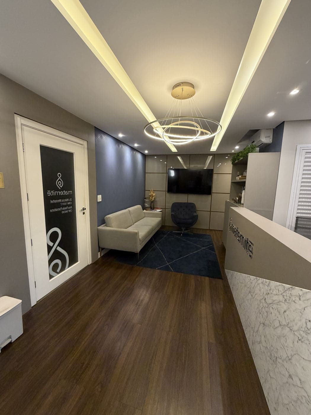 Sala de espera com sofá e poltrona