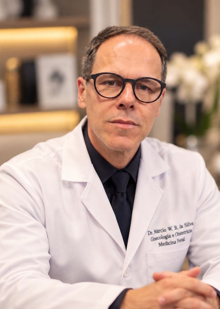Dr. Márcio Westphal de jaleco, no consultório
