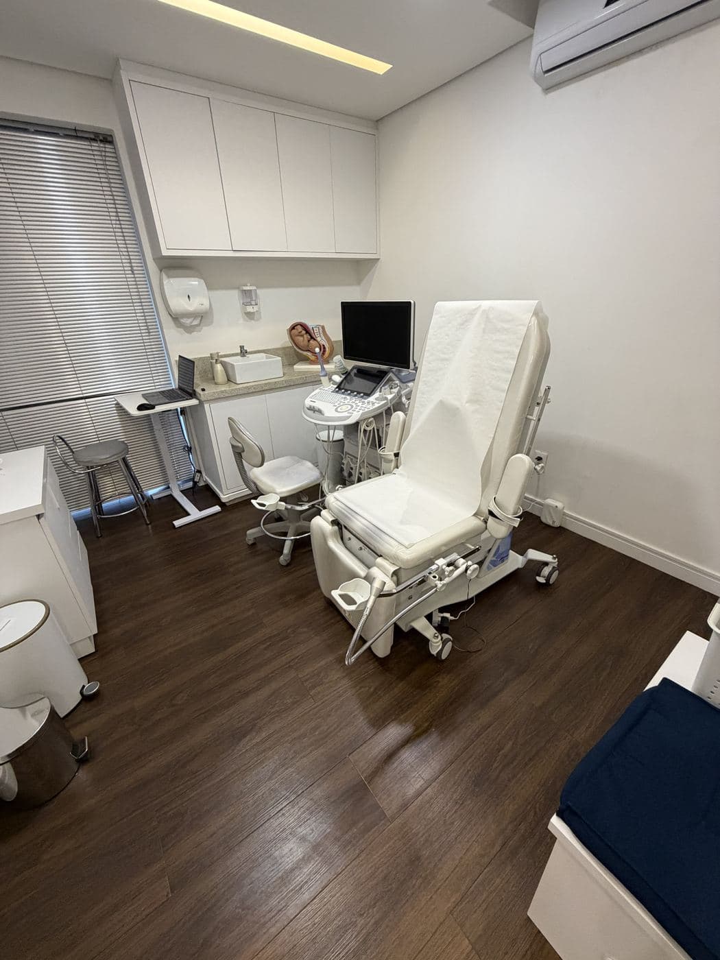 Sala de ultrassonografia com aparelho e maca