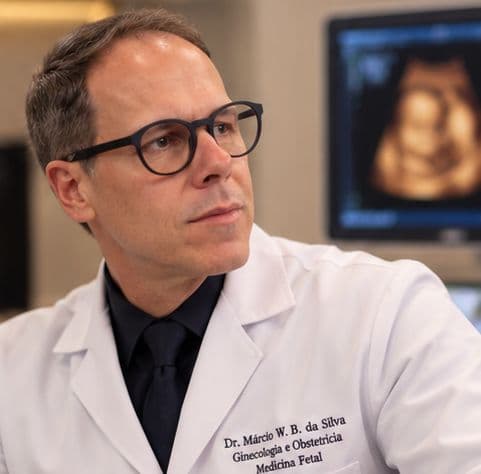 Dr. Márcio Westphal durante exame de ultrassom 3D